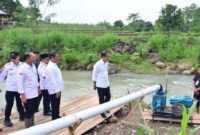 Presiden Joko Widodo meninjau pompanisasi di Desa Layoa, Bantaeng, Sulawesi Selatan, Jumat (5/7/2024).