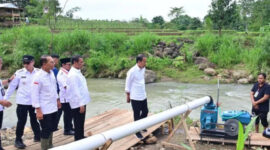 Presiden Joko Widodo meninjau pompanisasi di Desa Layoa, Bantaeng, Sulawesi Selatan, Jumat (5/7/2024).