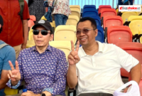 Dua mantan Gubernur NTB TGB Dr HM Zainul Majdi dan Bang Zul Dr H Zulkieflimansyah kompak Salam Dua Jari kala nonton bareng MotoGP Mandalika 2024