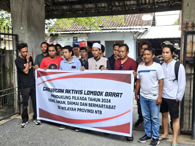 


 Aktivis Lombok Barat gelar deklarasi Pilkada damai, dipimpin Asmuni dari LSM PPLS, untuk menjaga stabilitas keamanan pasca pleno Pilkada 2024.