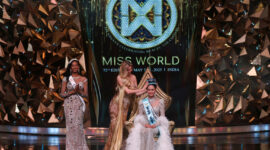 Opal Suchata Chuangsri dari Thailand bereaksi setelah dinobatkan sebagai Miss World oleh pemenang Miss World tahun lalu, Krystyna Pyszkova dari Republik Ceko, pada final Miss World ke-72 di Hyderabad, India, 31 Mei 2025. REUTERS/Francis Mascarenhas
