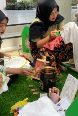 Rayakan Hari Batik Nasional, Aruna Senggigi Hidupkan Tradisi Lewat Aktivitas Membatik